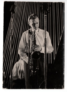 Fotografia Kazimierza Guzowskiego grającego na saksofonie