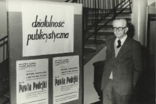 Paweł Podejko przy afiszach "Działalność publicystyczna"