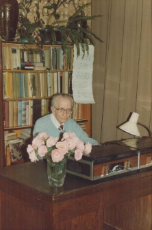 Paweł Podejko siedzący za biurkiem
