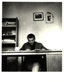 Janusz Hajdun siedzący za biurkiem