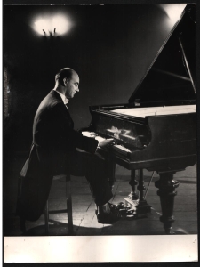 Zbigniew Śliwiński przy fortepianie