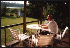 Zbigniew Śliwiński wypoczywający nad jeziorem