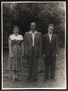 Zbigniew Śliwiński z uczniami w ogrodzie