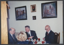 Zbigniew Śliwiński z bliskimi przy stole