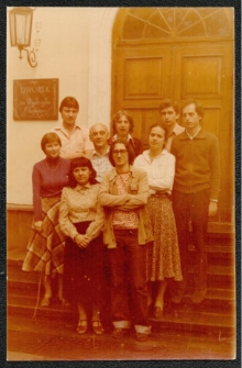 Zbigniew Śliwiński z grupą os&oacute;b przed wejściem do Dworku Fryderyka Chopina