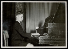 Kazimierz Morski przy fortepianie