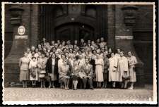 Zbigniew Śliwiński przed gmachem szk&oacute;ł muzycznych w Katowicach