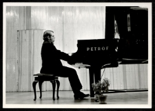 Jan Kulesza przy fortepianie