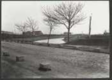 [18. 4. 12 Kneipabeber [!] Tor. Stand: Gegen dem altem [!] Platzfeld Rechtsseitige Ansicht des Kneipabber-Tor Geländes. Altes Platz-Feld mit den alten beiden weissen Schuppen nebst hohen Brunnen und Lünette-Graben]