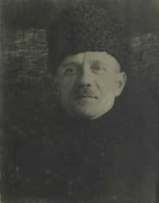 Fotografia portretowa A. Majkowksiego w ubraniu zimowym i nakryciu głowy
