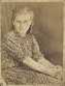 Fotografia portretowa młodej, siedzącej kobiety w okularach, prawdopodobnie kuzynki A. Majkowskiego